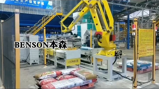 粉尘车间人工危害大！
全自动码垛机器人隔离重粉尘环境
后端包装直接对接，实现少人车间#码垛机器人 #