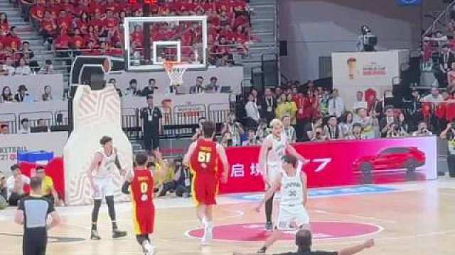 杨瀚森开场就是一记暴扣，太给中国男篮提士气了！

首节战罢，21-22，日本暂时领先。裁判的尺度对我