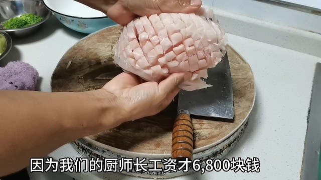 48岁大叔来饭店应聘要1万，做了道葱香鱼柳，看完老板后悔了