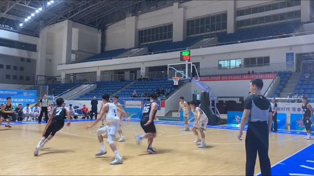 全场高速冲刺对抗，足球场秒变极速竞速