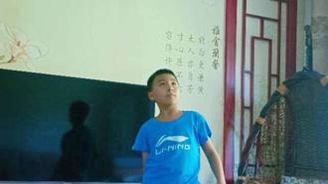 网前控球总是不够稳定？可以坚持练习胯下颠球。