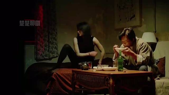 男人假装盲人乞讨，赚了钱转身就约女孩回家