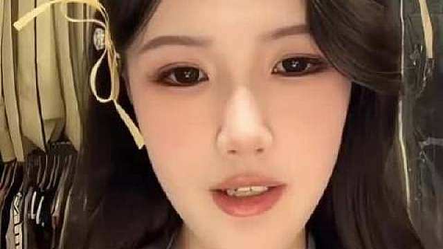 直播爆出个人隐疾幼时高烧引发单耳听力永久受损，佩戴助听器改善有限，根治需人工耳蜗手术；后天病症无遗传