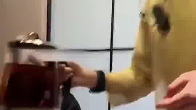 顾客问服务员白茶为什么是红色，服务员小姐姐这回答堪称万能