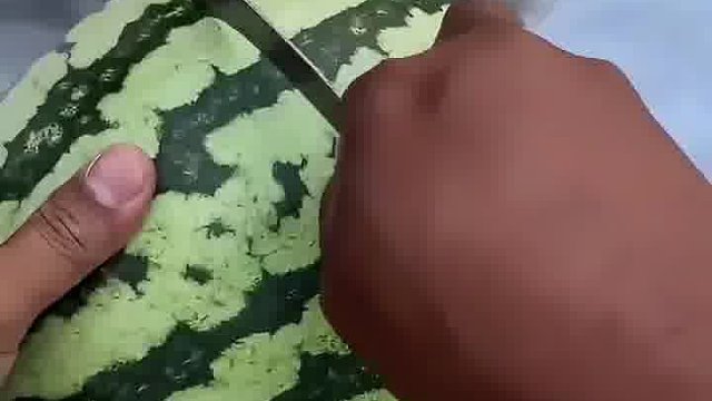 商家称西瓜是无籽的，男子不信买回家切开求证，“这是怎么种的”？