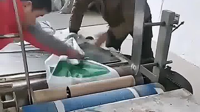 化肥袋子的量产车间，手不快就得遭殃