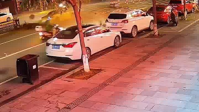 车辆失控撞向隔离带，旋转一百八十度，轮胎都飞出一个