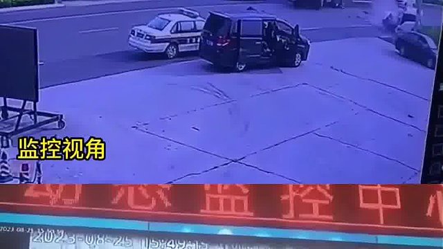 面包车避让黑色小车撞上货车，大货车失控拐弯撞向了路边小车！