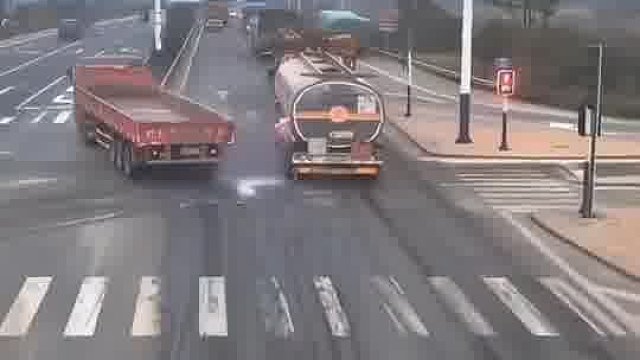 油罐车想超车，货车躲的甩尾了