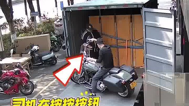 男子新买的摩托车回来了，车还没卸下来 男子就急忙坐了上去