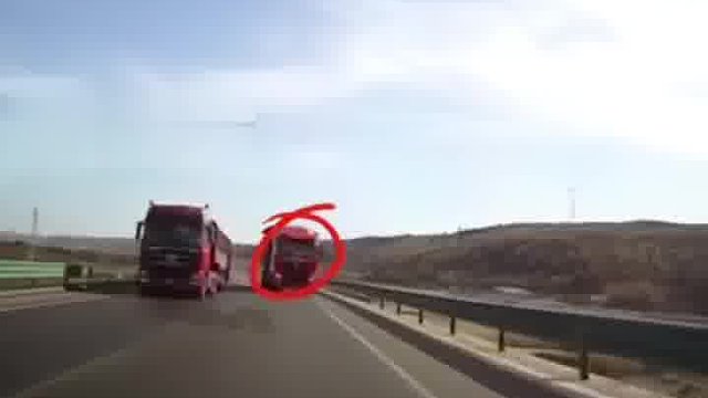 大货车违规逆行，险造成重大事故