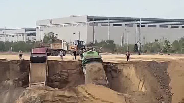 渣土车遇到塌陷，双双滑入坑中