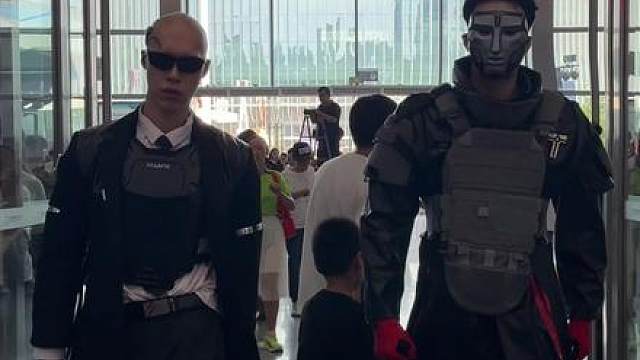 当两个身高两米一的人一起出现在现实中，到底什么样？有多帅？ 这就是身高两米的压迫感吗