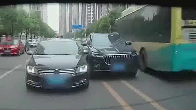 大众是为了避让那辆白车才打的方向盘吧