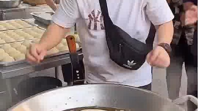 夜市看到这个真的愣了下…老板把面团捏成面具形状，直接下油锅炸。围观的人都在笑，不知道吃起来啥味