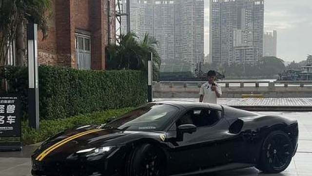 虎牙户外主播小小小酷哥开法拉利296带女嘉宾小姐姐出来兜风，下雨天黑武士显得太优雅太霸气了！
