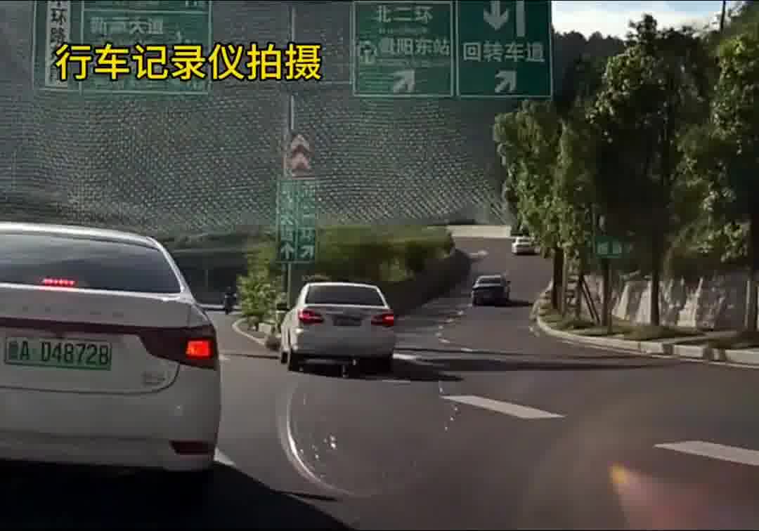 白色小车下高速不提前打转向，遇到后面摩托车追尾！