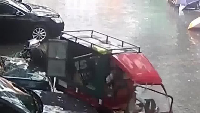 雨天快递小哥送货时忘熄火，快递车自己启动撞向路边小车和老人！