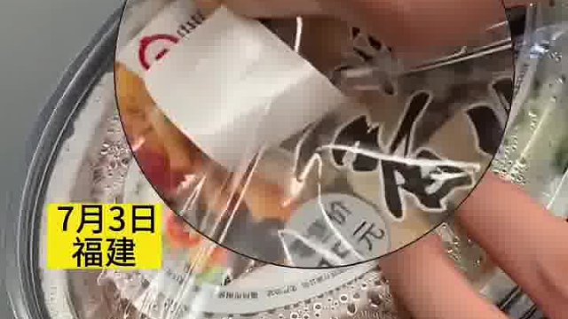 网曝动车售卖盒饭出现双层价签