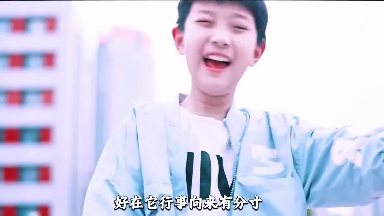 这个熊孩子是真的欠揍