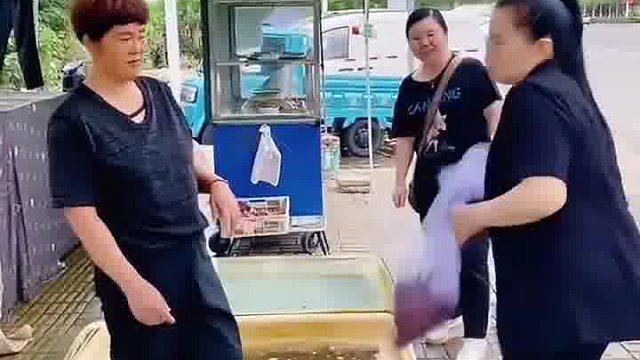 这买东西的给老板气坏了！