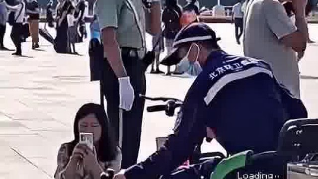 美女蹲在地上休息，环卫工人举动亮了，教养是个好东西。