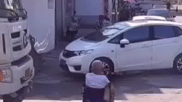 保姆将坐轮椅老人推到大车前离开司机起步未观察路况
