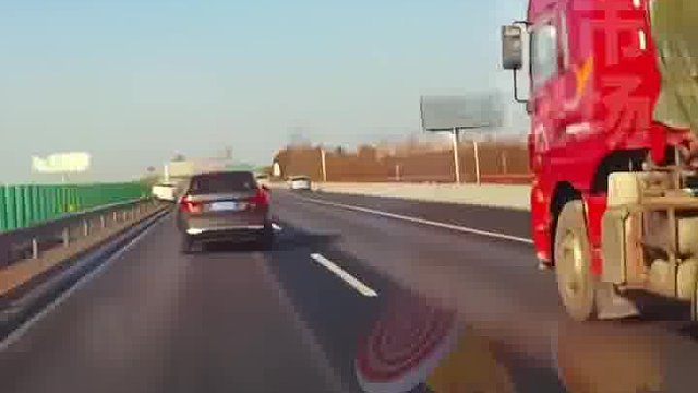 高速行车遇多车追尾事故，右侧大货车紧急变道留出空间