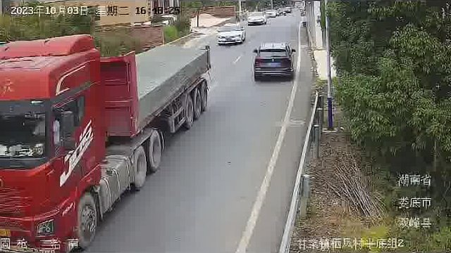 牵引车超车吓翻摩托车 没“接触”也要负责