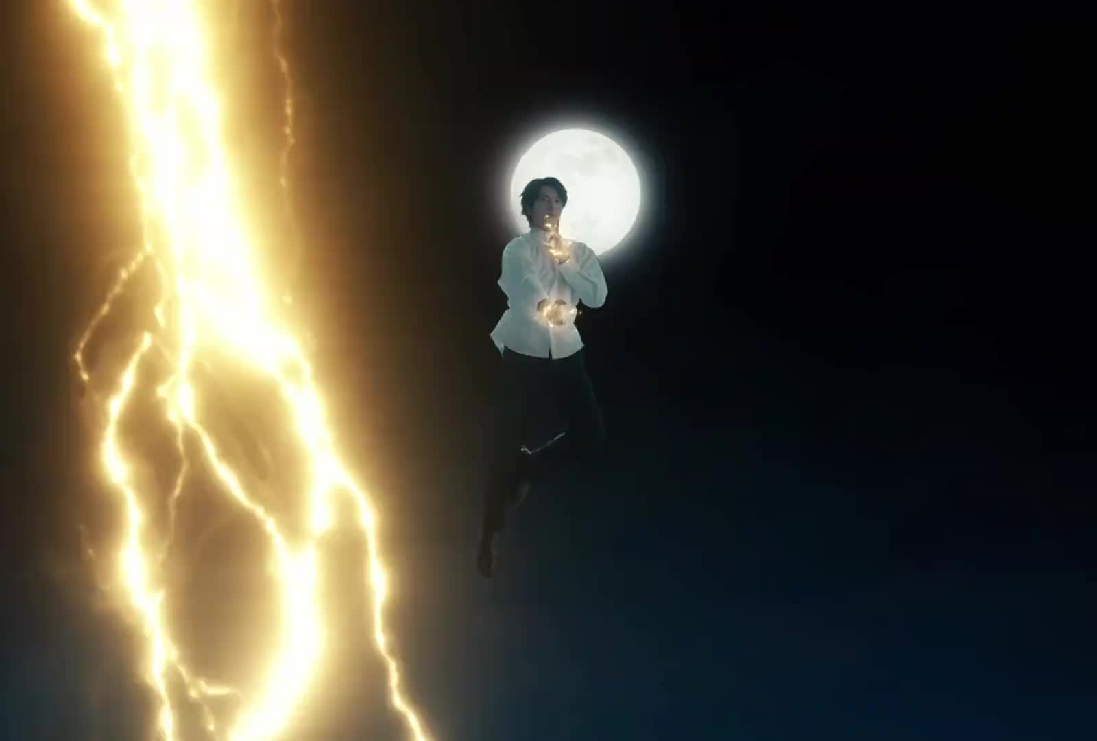 废柴小伙被流氓欺负，没想他竟是仙界至尊