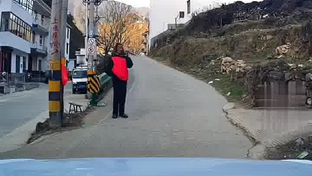 “拦路”保畅通，这个村子路虽窄，但格局大