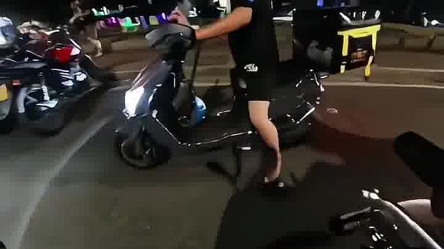 把别人撞了还说人家不打转向？？？谁对谁错？？？