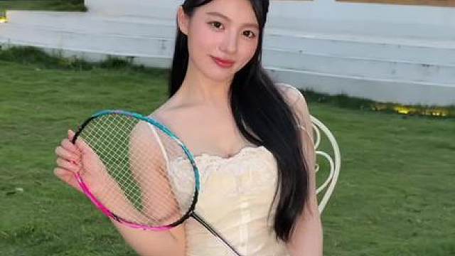穿这么知性的衣服 摆这么狠的动作...！