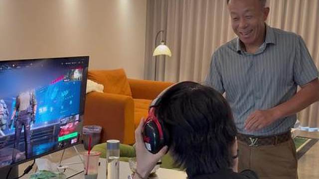 老头巧设鸿门宴，____________。