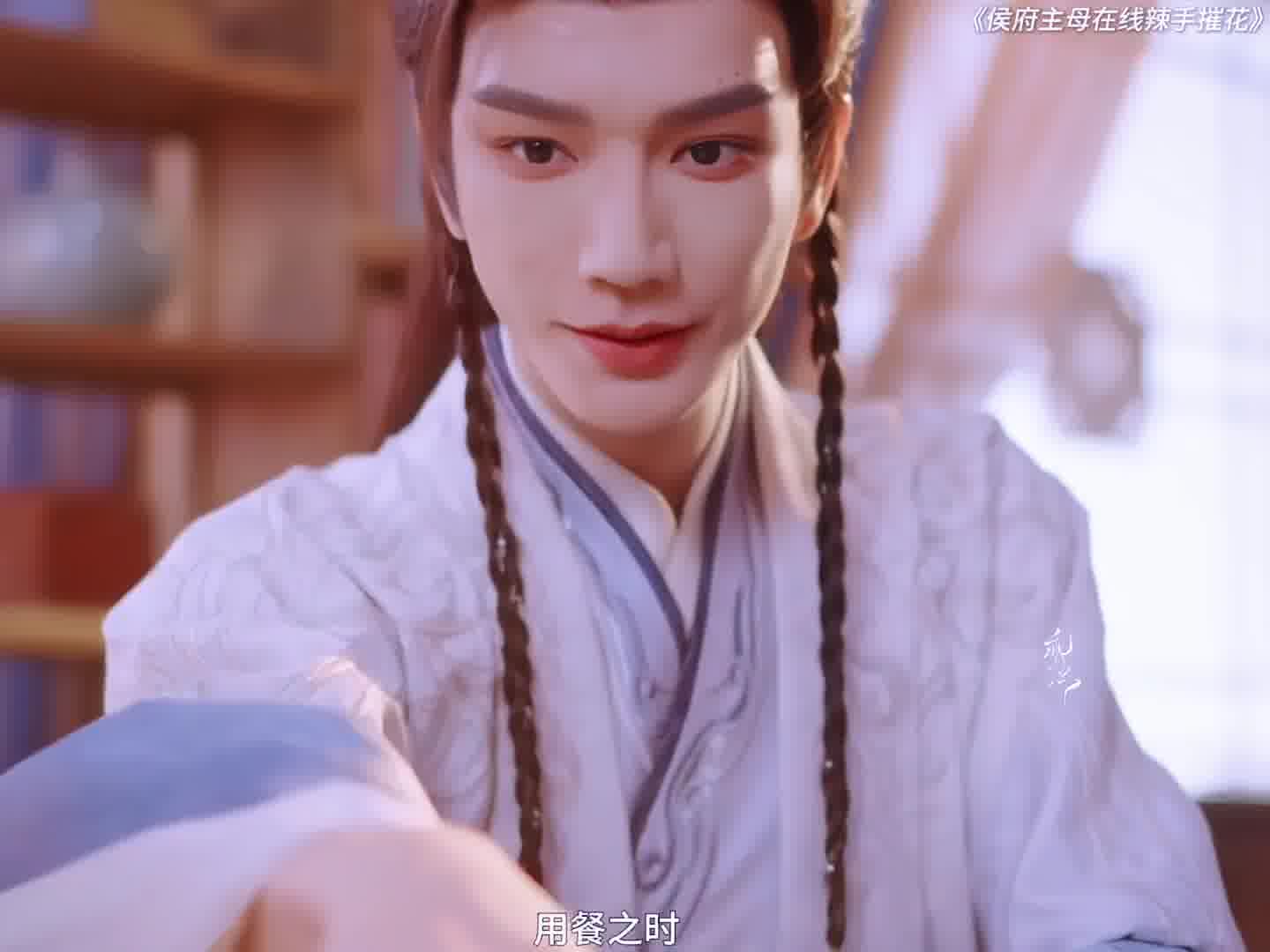 小娇妻主动吻上身旁的傻夫君