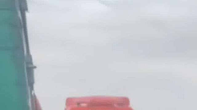 大货车逆行遭奔驰车