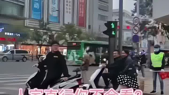 女子骑摩托正常等红灯，车狂摁喇叭催让道