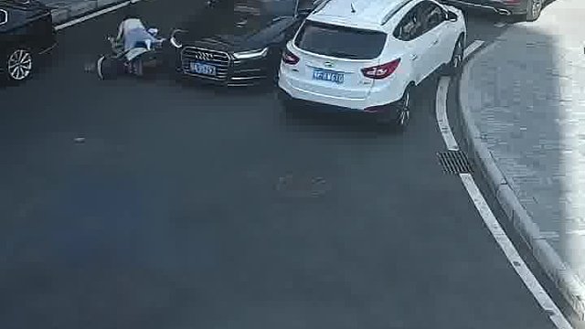 骑电动车不要玩手机……