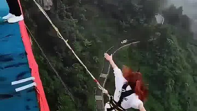 女子上抢先一步跳了，男子慢一秒没挂钩