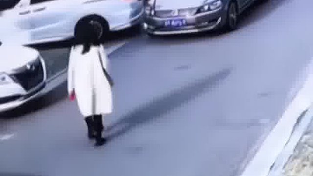 女子固定车位被人霸占，无奈横停堵车，对方把车挪走后，第二天又换了辆车长期霸占