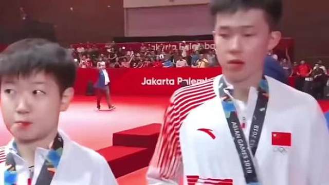 “恋人怀中樱花草，听见胸膛心在跳” 
素材来源: