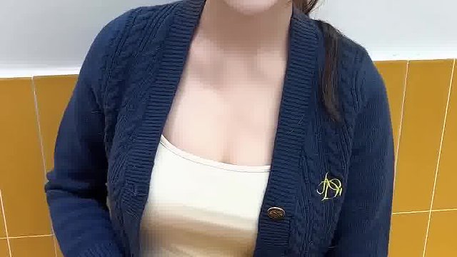 不是同意我摸吗，为什么又一脸不高兴