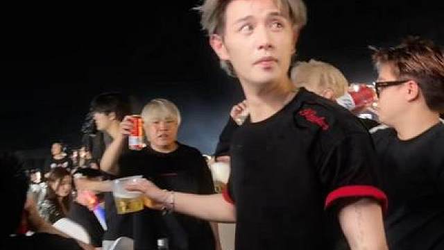 “恋人怀中樱花草，听见胸膛心在跳”