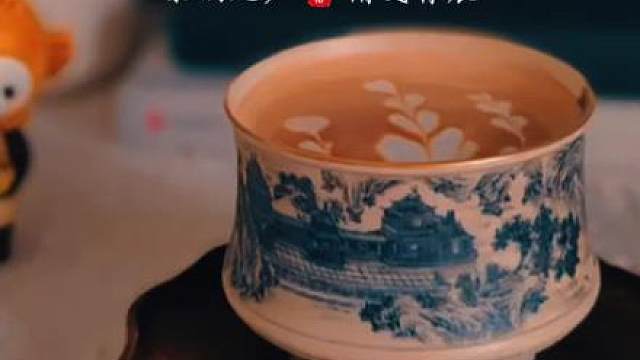 “当你看清了一个人而不揭穿，你就懂得了格局的意义，当你讨厌一个人而不翻脸，你就明白了释然的重要性，活着嘛，总有你看不惯的事，也有你看不惯的人，茶不过两个姿态，沉浮，饮茶人不过两个动作，拿起，放下，人生如茶，沉时坦然，浮时淡然，拿得起，也要放得下。”