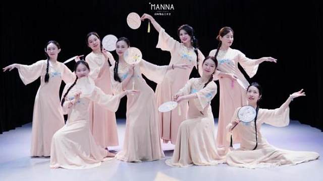 温婉如玉 翩若惊鸿
《青花瓷》