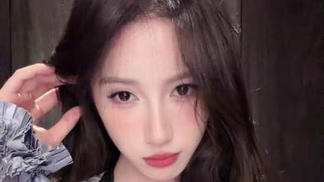 骗头发要跳手势舞 趁其不备扎出来的丸子头才好看