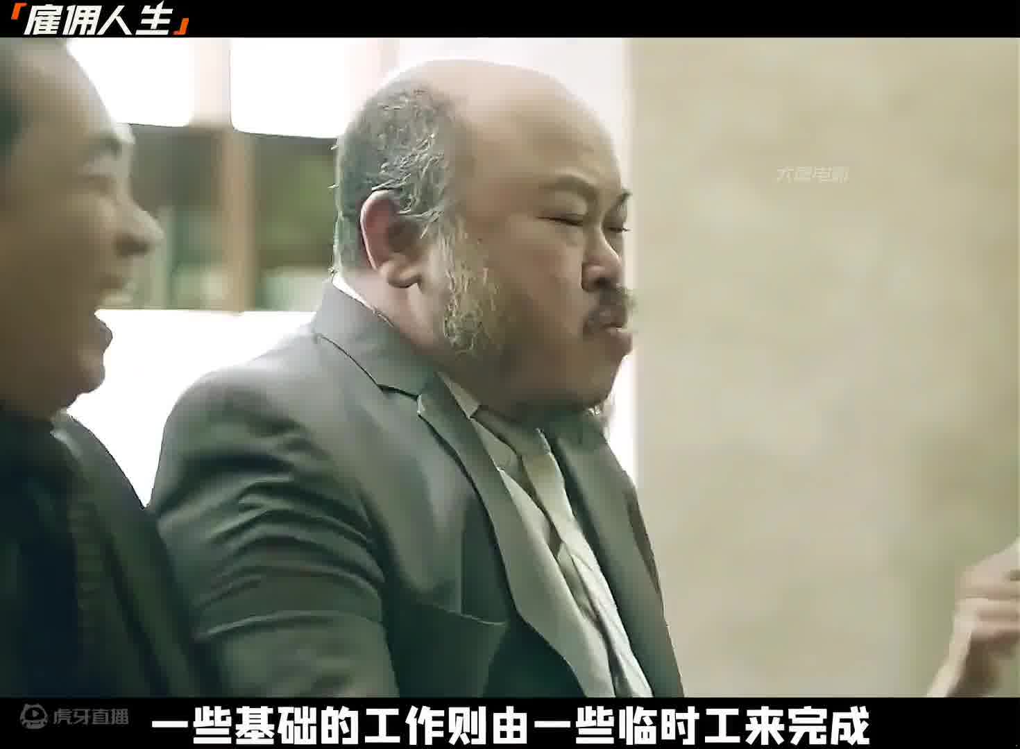 女人每天都趴在地上工作