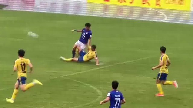 这样铲人动作不红牌吗#足球