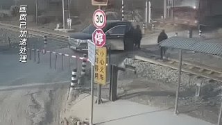 驚出一身汗！轎車(chē)被貨車(chē)頂?shù)杰壍郎?，駛離瞬間火車(chē)呼嘯而過(guò)