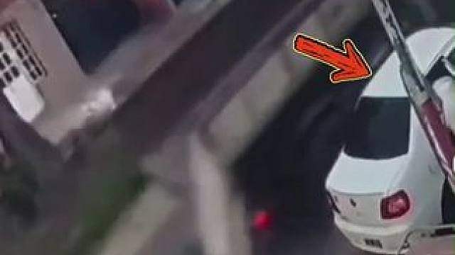 阿根廷一卡车行驶时挡板撞到路边停着的轿车 轿车里女婴儿被甩出车外